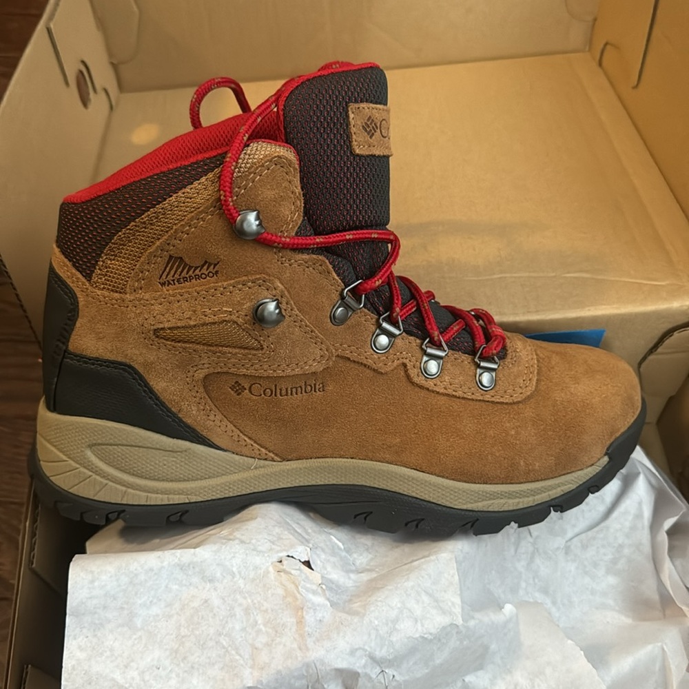 NWT Women’s Columbia Newton Ridge Plus boots